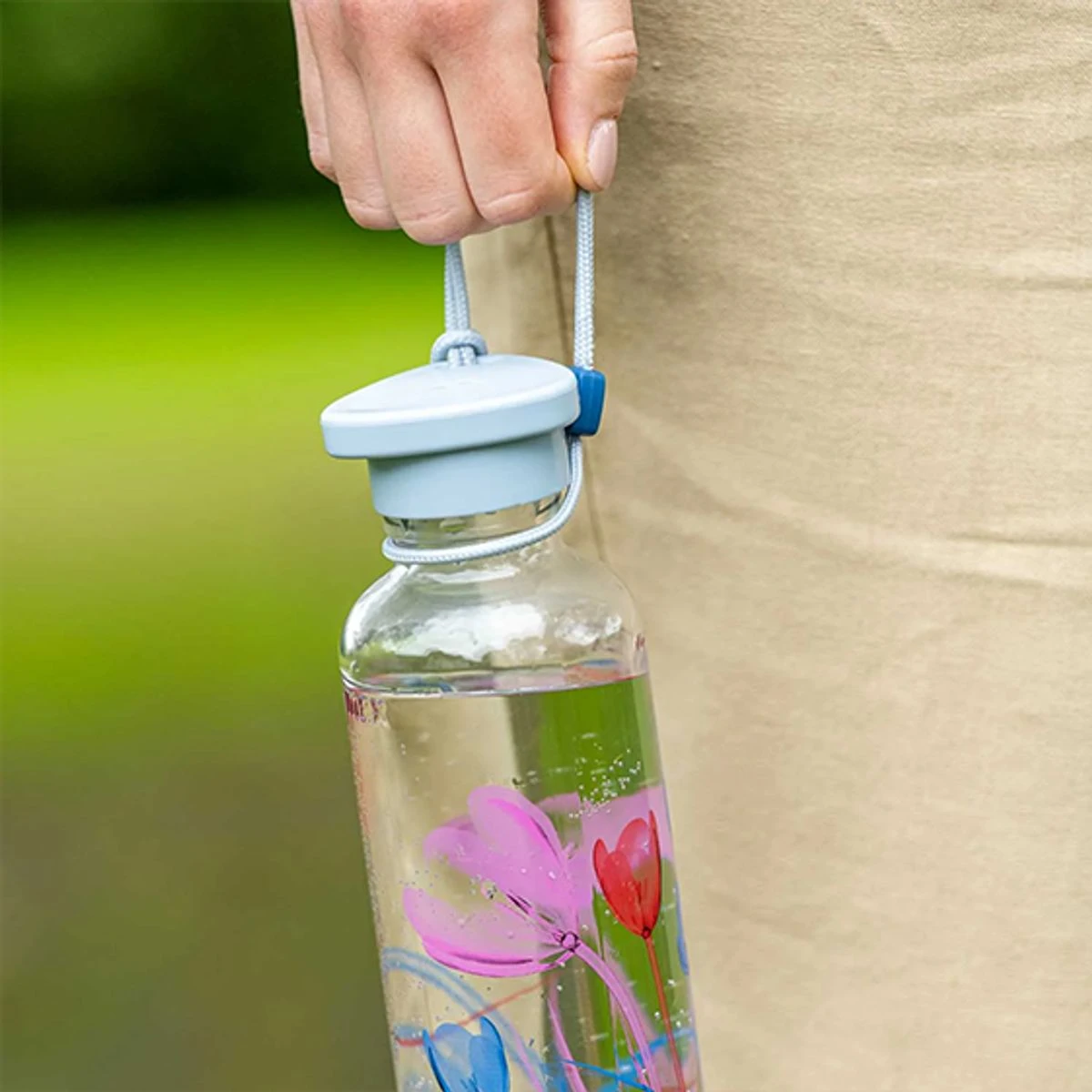 Bouteille Gourde En Verre 750ml LEONARDO Bleu Flower 6 Bouteille Gourde En Verre 750ml LEONARDO Bleu Flower – Image 6