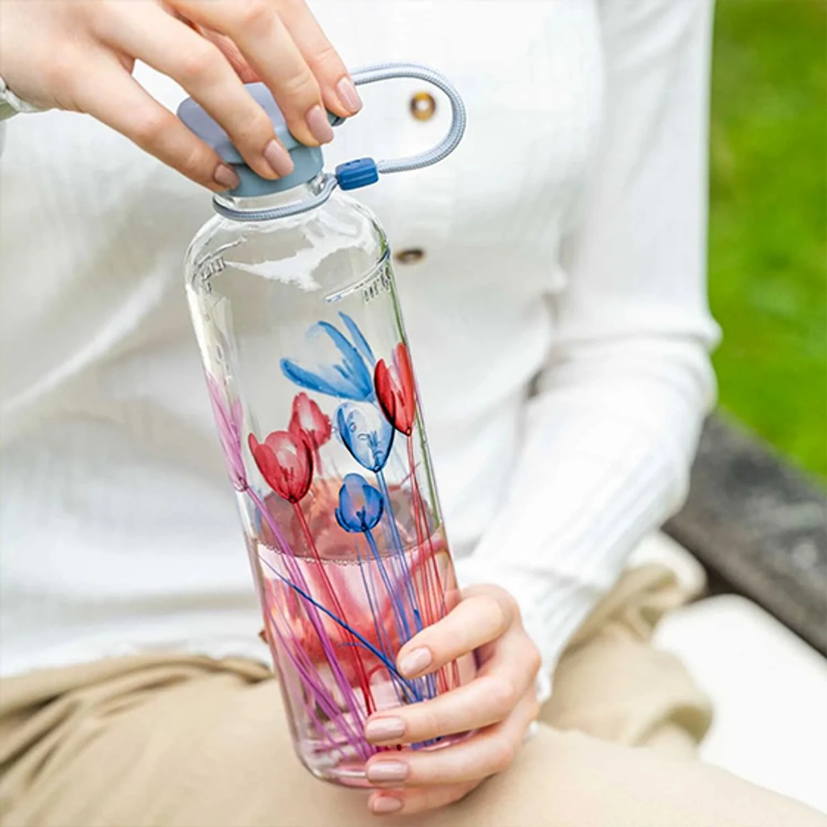 Bouteille Gourde En Verre 750ml LEONARDO Bleu Flower 7 Bouteille Gourde En Verre 750ml LEONARDO Bleu Flower – Image 7