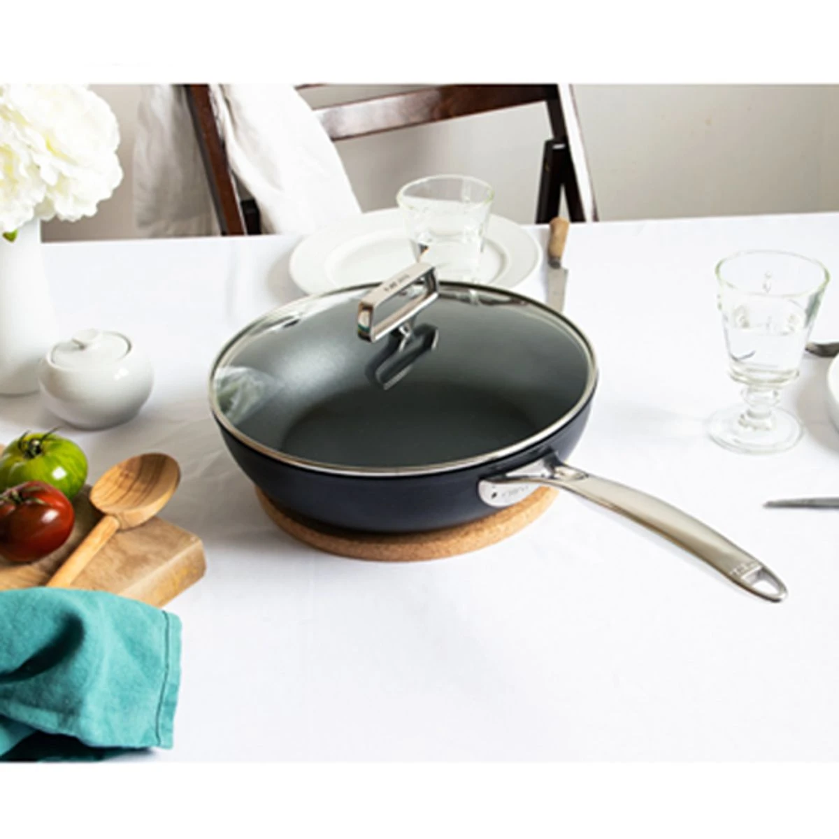 Castel´Pro Sauteuse Aluminium Revêtue Couvercle Verre Exceliss + CRISTEL D28 2 Castel´Pro Sauteuse Aluminium Revêtue Couvercle Verre Exceliss + CRISTEL D28 – Image 2