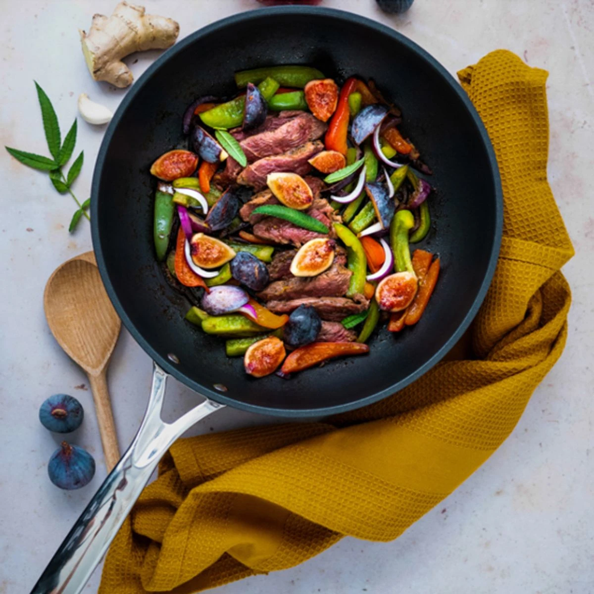 Castel´Pro Sauteuse Aluminium Revêtue Couvercle Verre Exceliss + CRISTEL D28 4 Castel´Pro Sauteuse Aluminium Revêtue Couvercle Verre Exceliss + CRISTEL D28 – Image 4