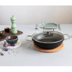 Castel´Pro Sauteuse Inox Revêtue 2 Anses Couvercle Verre Exceliss + CRISTEL D24