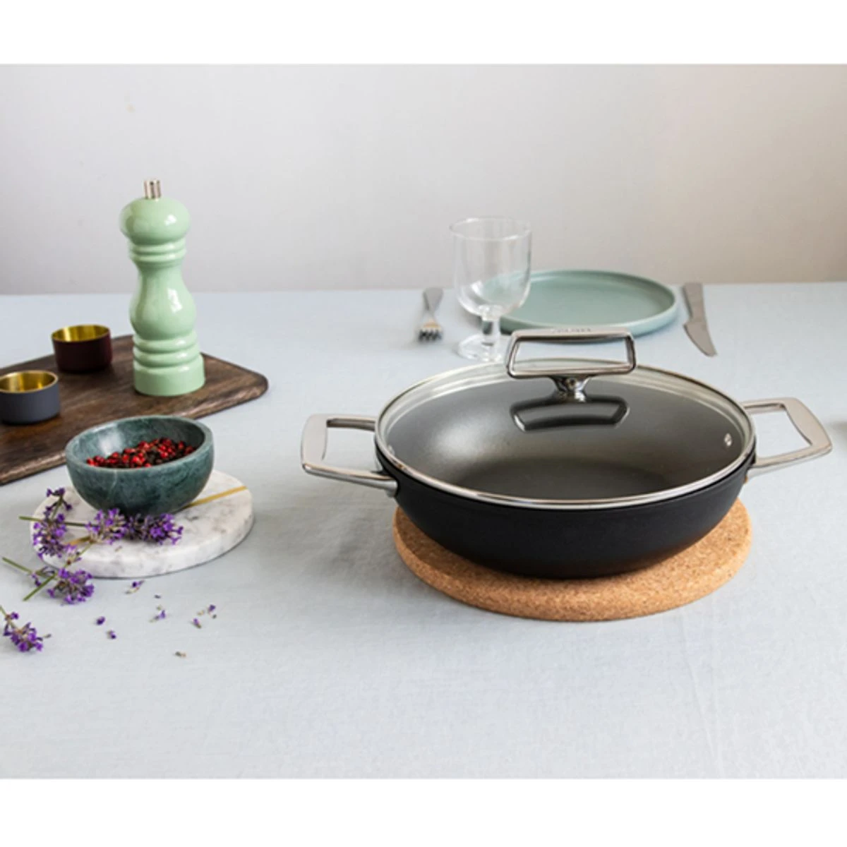 Castel´Pro Sauteuse Inox Revêtue 2 Anses Couvercle Verre Exceliss + CRISTEL D24 1 Castel´Pro Sauteuse Inox Revêtue 2 Anses Couvercle Verre Exceliss + CRISTEL D24