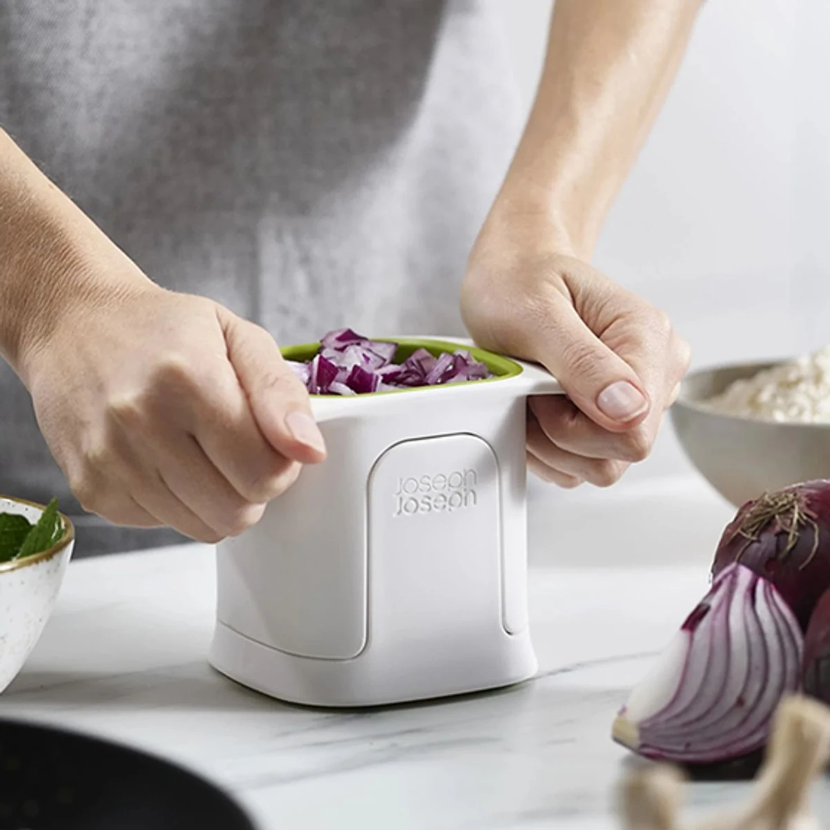 Chop Cup Hachoir à Légumes Frites Oignons Joseph Joseph Blanc Et Vert 3 Chop Cup Hachoir à Légumes Frites Oignons Joseph Joseph Blanc Et Vert – Image 3