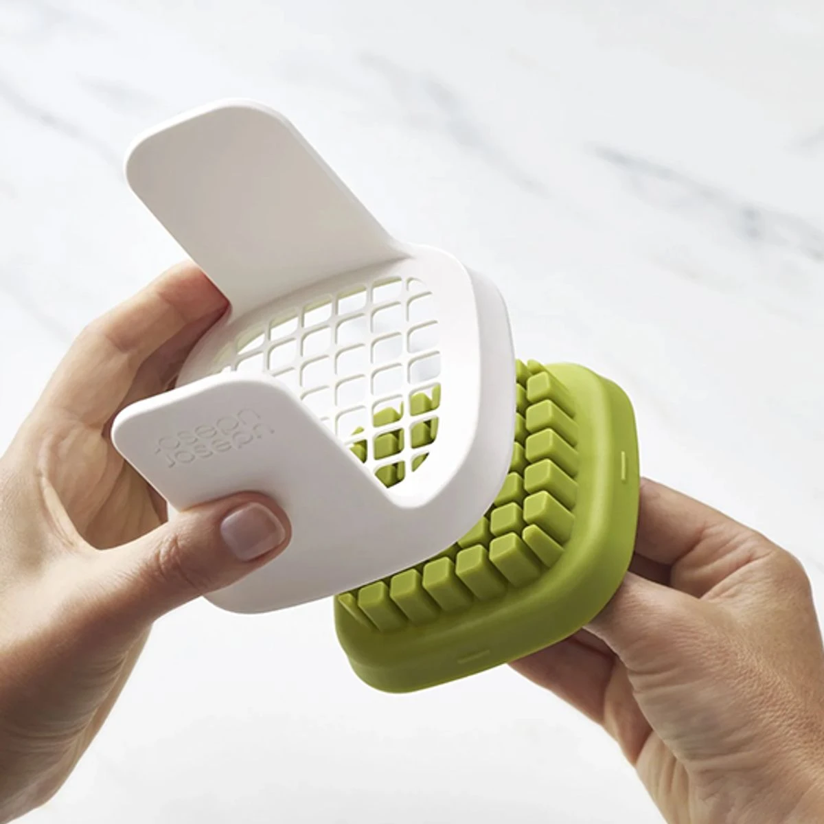 Chop Cup Hachoir à Légumes Frites Oignons Joseph Joseph Blanc Et Vert 5 Chop Cup Hachoir à Légumes Frites Oignons Joseph Joseph Blanc Et Vert – Image 5