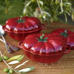 Cocotte En Fonte Emaillée Staub Tomate D25 3 L -Maison Cuisine Série cocotte en fonte emaillee staub tomate d25 3 l 2