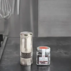 COFFRET Lumière Sur Le Poivre ZELI Moulin à Poivre électrique PEUGEOT Avec Poivre Tan Hoi SC 15 COFFRET Lumière Sur Le Poivre ZELI Moulin à Poivre électrique PEUGEOT Avec Poivre Tan Hoi SC -Maison Cuisine Série coffret lumiere sur le poivre zeli moulin a poivre electrique peugeot avec poivre tan hoi sc 7