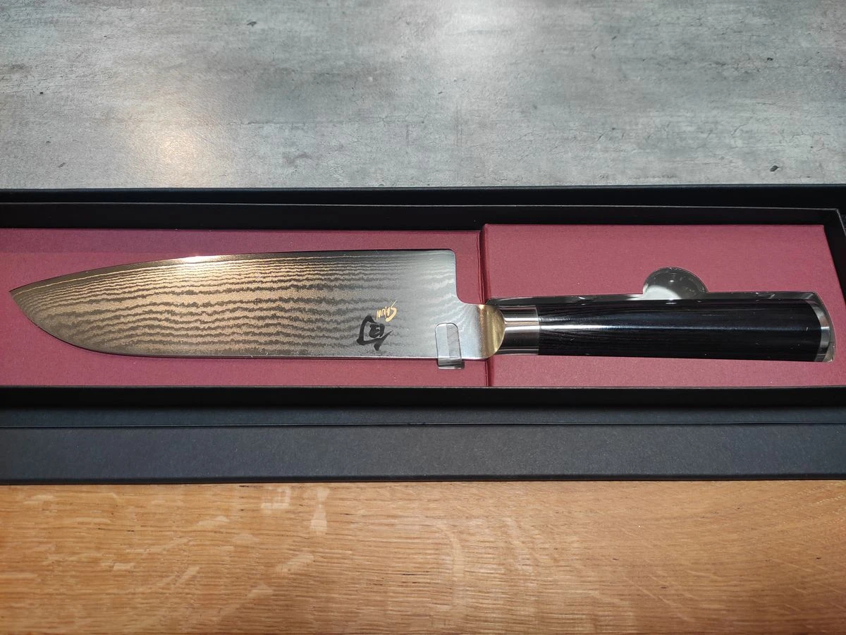 Coffret SHUN Classic Couteau Japonais SANTOKU 18 Cm + Planche à Découper Chêne KAI 2 Coffret SHUN Classic Couteau Japonais SANTOKU 18 Cm + Planche à Découper Chêne KAI – Image 2