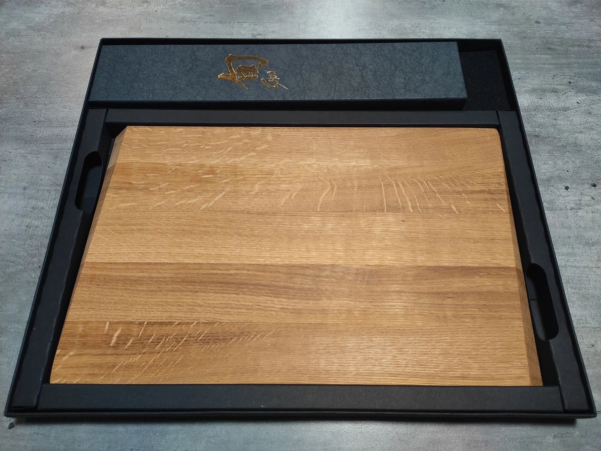 Coffret SHUN Classic Couteau Japonais SANTOKU 18 Cm + Planche à Découper Chêne KAI 3 Coffret SHUN Classic Couteau Japonais SANTOKU 18 Cm + Planche à Découper Chêne KAI – Image 3