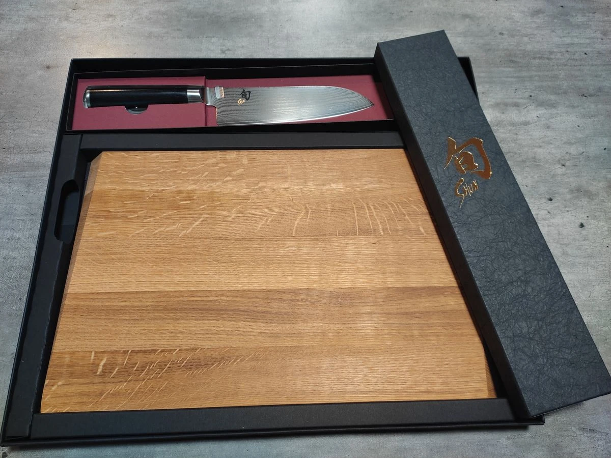 Coffret SHUN Classic Couteau Japonais SANTOKU 18 Cm + Planche à Découper Chêne KAI 1 Coffret SHUN Classic Couteau Japonais SANTOKU 18 Cm + Planche à Découper Chêne KAI