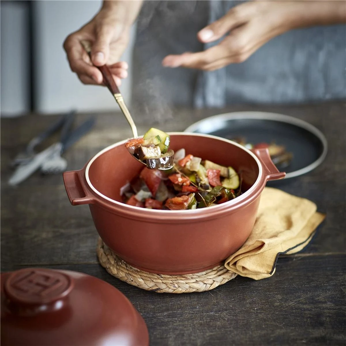 Delight Grande Cocotte Ronde Céramique Induction Emile HENRY Sienne D25 3 Delight Grande Cocotte Ronde Céramique Induction Emile HENRY Sienne D25 – Image 3