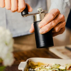 ISEN Moulin à Muscade Bois Et Inox à Manivelle 15 Cm PEUGEOT Noir Mat 13 ISEN Moulin à Muscade Bois Et Inox à Manivelle 15 Cm PEUGEOT Noir Mat -Maison Cuisine Série isen moulin a muscade bois et inox a manivelle 15 cm peugeot noir mat 6