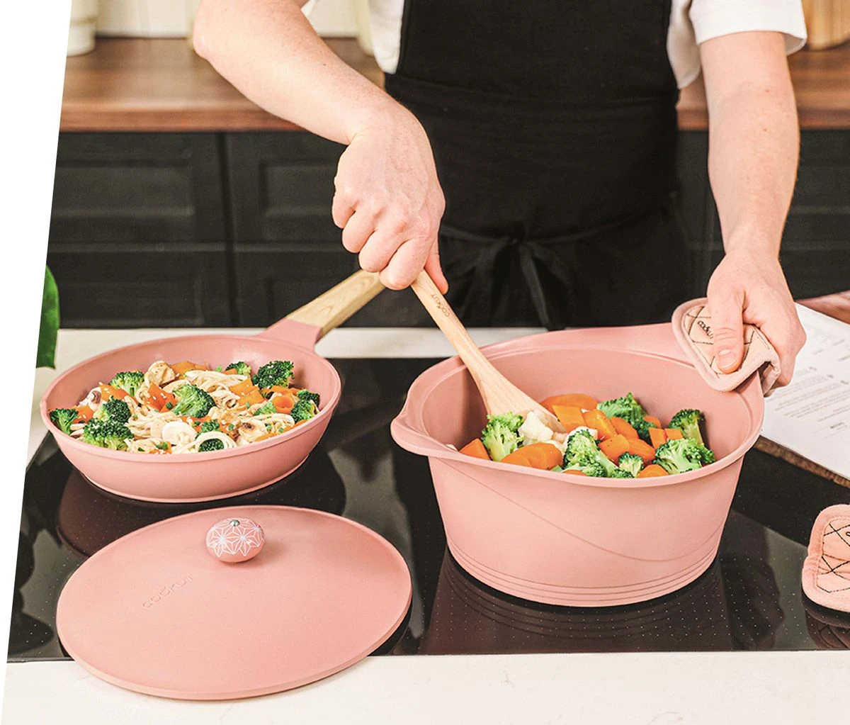 L´incroyable Cocotte Cookut Revêtement Céramique 24 Cm + Poignée Et Manique - Rose Guimauve 2 L´incroyable Cocotte Cookut Revêtement Céramique 24 Cm + Poignée Et Manique - Rose Guimauve – Image 2