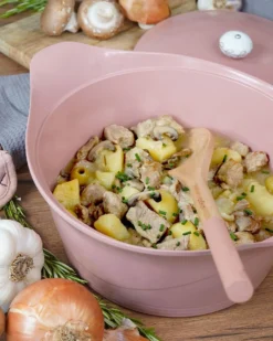 L´incroyable Cocotte Cookut Revêtement Céramique 24 Cm + Poignée Et Manique - Rose Guimauve 7 L´incroyable Cocotte Cookut Revêtement Céramique 24 Cm + Poignée Et Manique - Rose Guimauve -Maison Cuisine Série l incroyable cocotte cookut revetement ceramique 24 cm poignee et manique rose guimauve 2