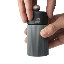 LINE CARBONE Moulin à Poivre 12 Cm Bois Aluminium PEUGEOT -Maison Cuisine Série line carbone moulin a poivre 12 cm bois aluminium peugeot 4