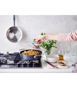 MAESTRO Sauteuse Fonte Aluminium Revêtue Avec Couvercle Inox BEKA D24