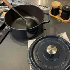 Mijoteuse Cocotte Ronde Fonte émaillée INVICTA Bleu Réglisse D32 -Maison Cuisine Série mijoteuse cocotte ronde fonte emaillee invicta bleu reglisse d32 2